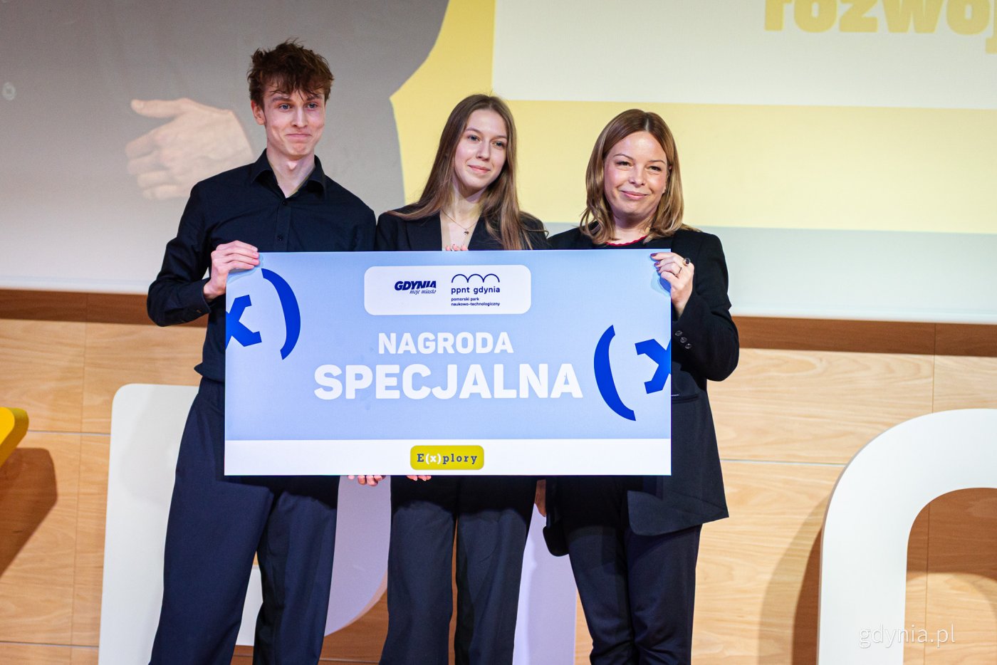 Laura Grafińska i Tomasz Gerka z VI LO już w zeszłym roku zdobyli Nagrodę Specjalną E(x)plory 2025. Na zdjęciu z wiceprezydentką Gdyni Oktawią Gorzeńską. Tym razem można im pomóc głosując w 5. edycji Solve for Tomorrow o Nagrodę Społeczności (fot. Kamil Złoch)