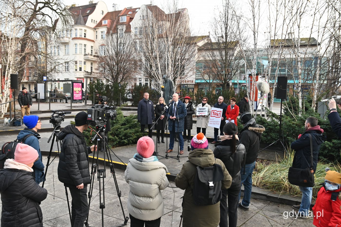 Briefing prasowy w Sopocie, podczas którego pomorscy samorządowcy apelowali o działania zmierzające do odblokowania środków z Krajowego Planu Odbudowy, fot. Kamil Złoch