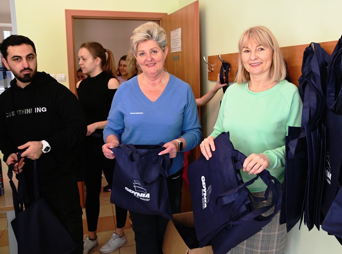  Przygotowanie świątecznych paczek w CAS. Na zdj. m.in. radna Elżbieta Raczyńska i Bożena Zglińska, dyrektorka CAS. Fot. Zygmunt Gołąb 