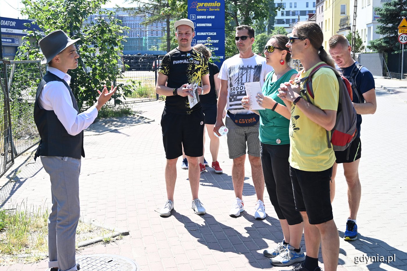 Uczestnicy gry miejskiej „Sekretna Gdynia Tadeusza Wendy” i jeden z aktorów, którego można było spotkać na trasie // fot. Michał Puszczewicz