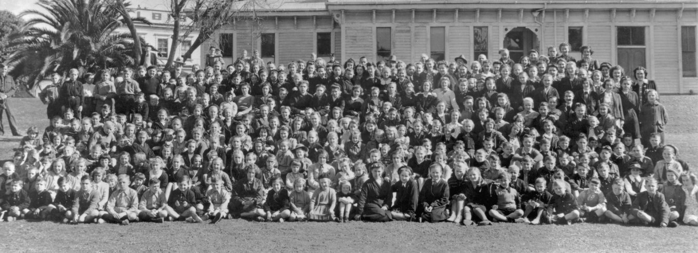 Miasto Wanganui zaprosiło do siebie 225 polskich dzieci z Obozu w Pahiatua na dwutygodniowe wakacje szkolne w sierpniu 1945 roku. Dzieci rozmieszczono u rodzin nowozelandzkich. // fot. Polish Children’s Reunion Committee