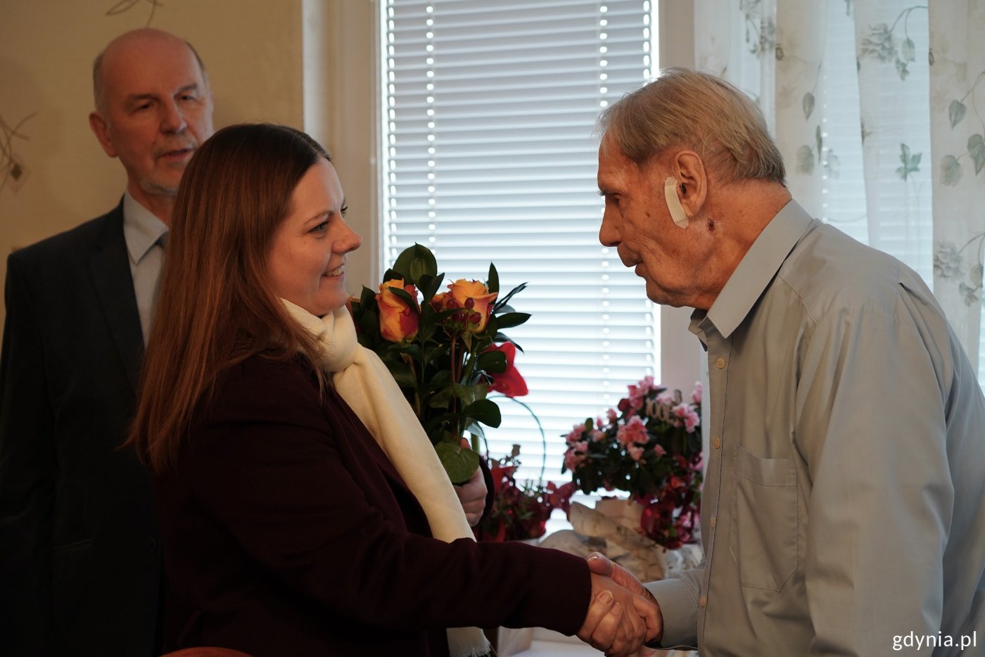 Prezydent Gdyni Aleksandra Kosiorek złożyła najserdeczniejsze życzenia jubilatowi - panu Stanisławowi Soszyńskiemu (fot. Magda Śliżewska)