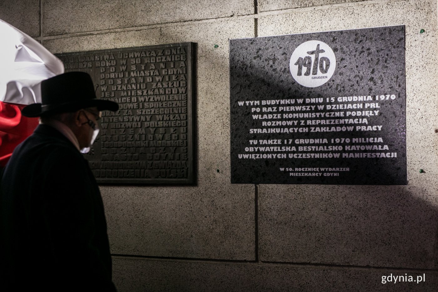 Na fasadzie gdyńskiego ratusza pojawiła się tablica pamiątkowa przypominająca o tym, że budynek ten był ważnym, historycznym miejscem podczas wydarzeń Grudnia '70 // fot. Karol Stańczak