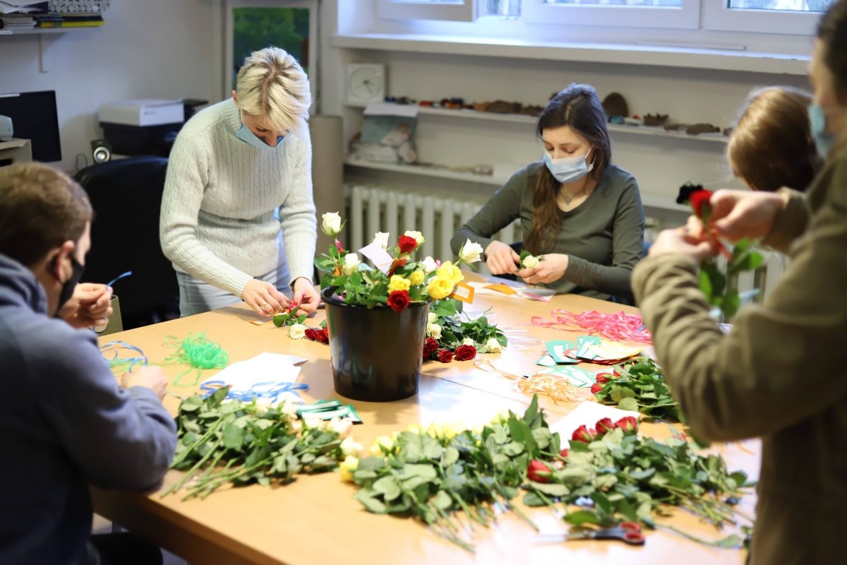 „Róża od św. Walentego”, organizatorzy akcji przygotowują kwiaty z karteczkami-życzeniami // fot. Centrum Samopomocy w Gdyni
