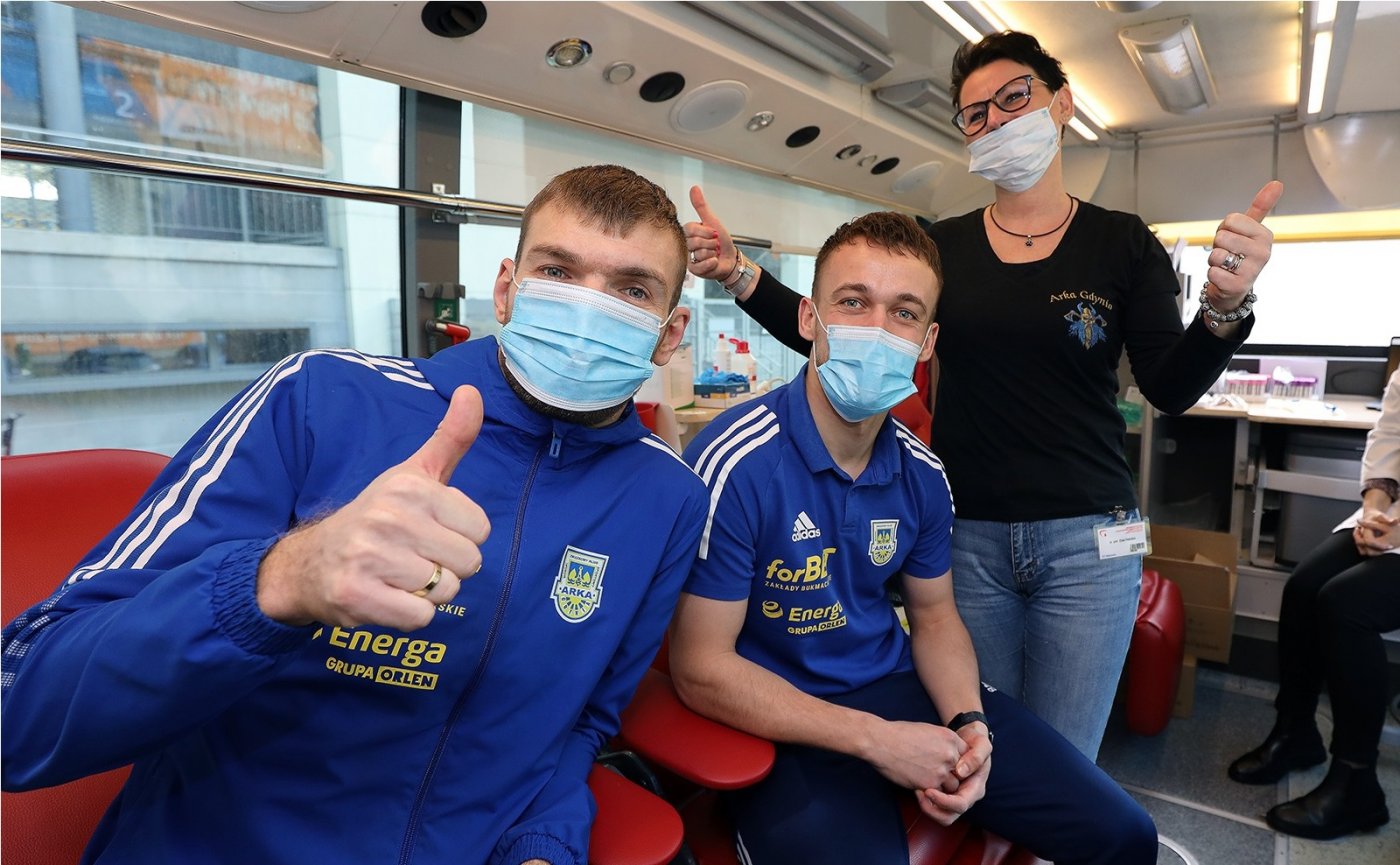 Przed Stadionem Miejskim w Gdyni można było oddać krew i spotkać się z piłkarzami Arki // fot. S. Wrzosek/Arka Gdynia