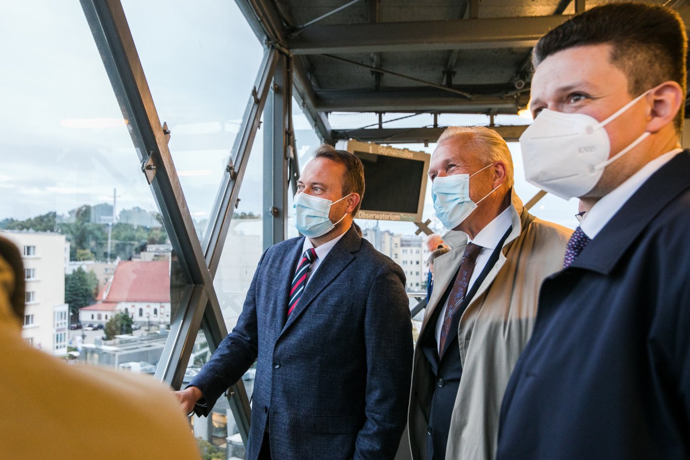 Wiceprezydent Gdyni ds. rozwoju, Marek Łucyk (pierwszy od lewej) gościł fińską delegację w InfoBoksie. Na zdjęciu wizyta na platformie widokowej, fot. Karol Stańczak