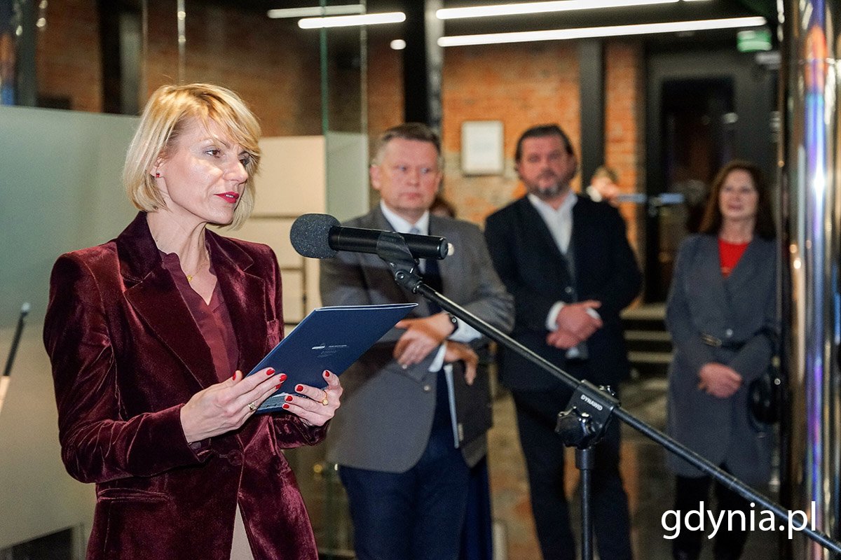 Wernisaż „30 lat bursztynowego wzornictwa – biżuteria S&A Jewellery Design w Muzeum Bursztynu”, Skarbniczka Gdyni, Aleksandra Mendryk, odczytuje list z gratulacjami i życzeniami od prezydenta Gdyni, Wojciecha Szczurka. Fot. Mirosław Pieślak