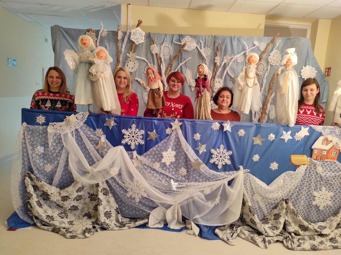 Nauczycielki z kukiełkami w zimowej dekoracji