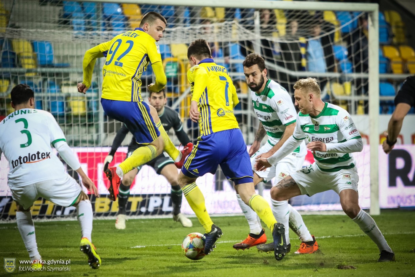 Maciej Jankowski (z piłką) oraz Aleksandyr Kolew (skacze) byli najbliżej pokonania bramkarza Lechii Gdańsk / fot. www.arka.gdynia.pl