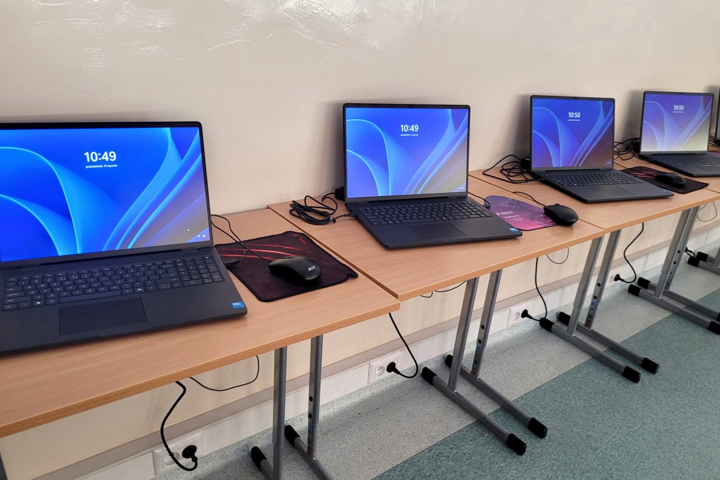 Do szkół w Gdyni dotarły pierwsze laptopy i tablety dla uczniów w ramach dofinansowania z KPO (fot. SP 39  w Gdyni)