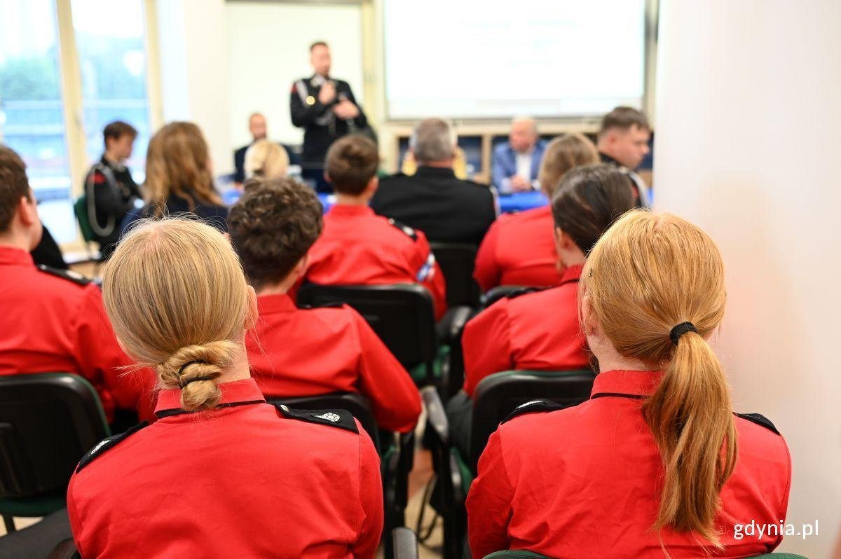 Przyjęcie w szeregi ochotniczej straży pożarnej nowych członków było jednym z głównym punktów nadzwyczajnego zebrania OSP w Gdyni (fot. Waldemar Ulanowski) 