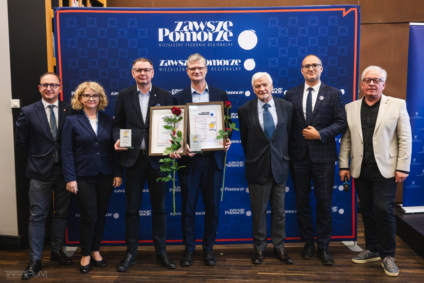 W plebiscycie magazyn „Zawsze Pomorze” Gdynia otrzymała dwie nagrody oraz jedno wyróżnienie. Na zdjęciu m.in.: wicewojewoda pomorski Emil Rojek, wicemarszałek województwa pomorskiego Marcin Skwierawski, były marszałek województwa pomorskiego Jan Kozłowski, wiceprezydent Gdyni Rafał Geremek, dziekan Wydziału Prawa i Administracji WSAiB w Gdyni dr Izabela Nakielska, redaktor naczelny „Zawsze Pomorze” Mariusz Szmidka (fot. Karol Makurat/Zawsze Pomorze)