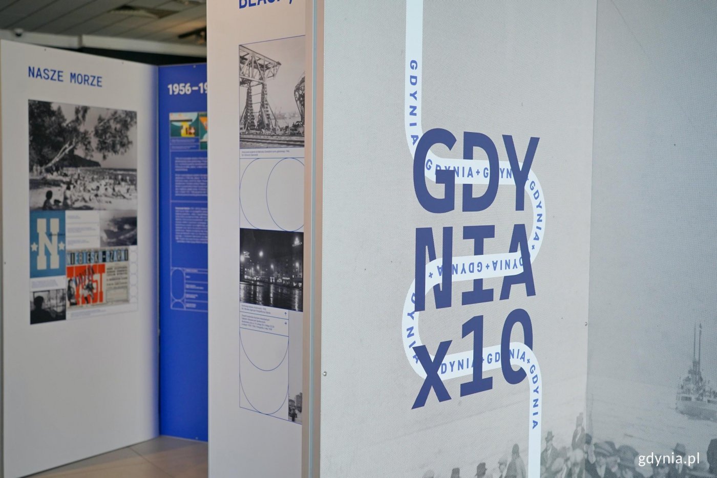 Fragmenty ekspozytorów, na których prezentowana jest wystawa „Gdynia x 10” w Galerii Gdyńskiego Centrum Filmowego im. Leszka Kopcia (fot. Magdalena Czernek)