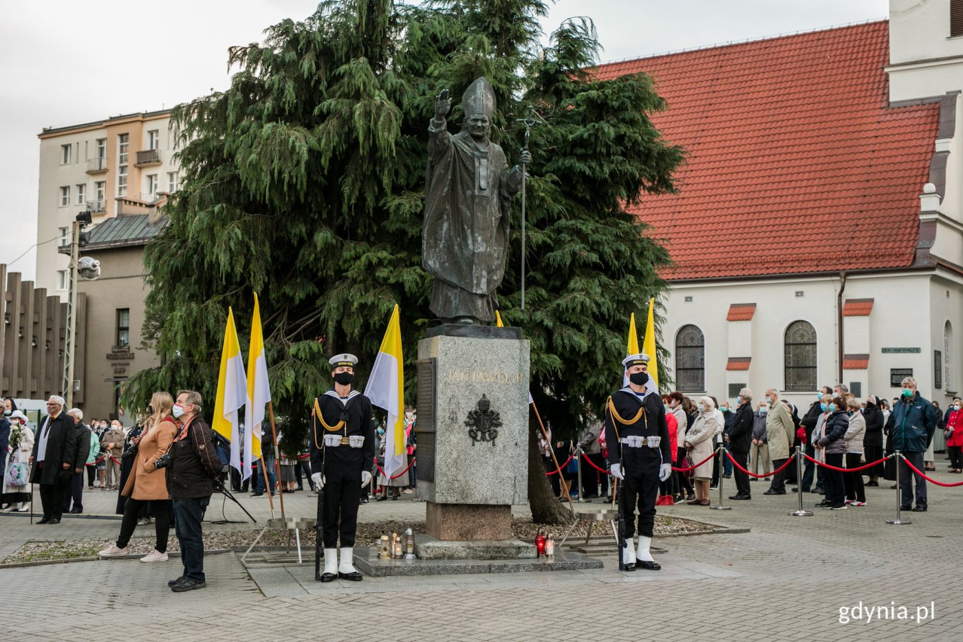 Obchody Dnia Papieskiego w Gdyni. Przy pomniku Jana Pawła II stanął posterunek honorowy // fot. Karol Stańczak