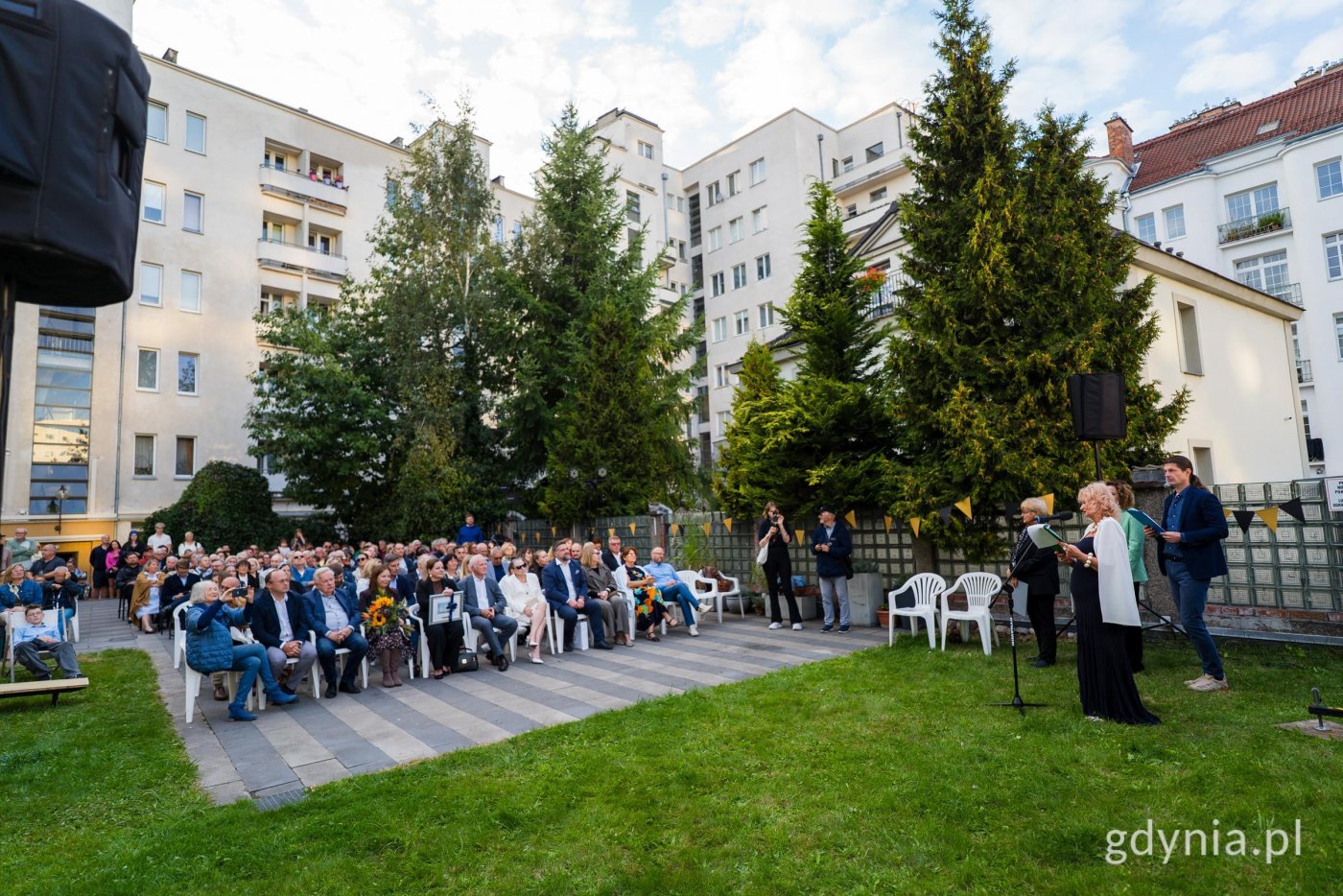Bankowiec obchodzi 90 urodziny. Goście tłumnie pojawili się na dziedzińcu (fot. Paweł Budziński)