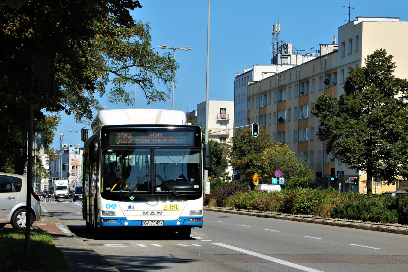 Autobus linii 128 na trasie // fot. ZKM Gdynia