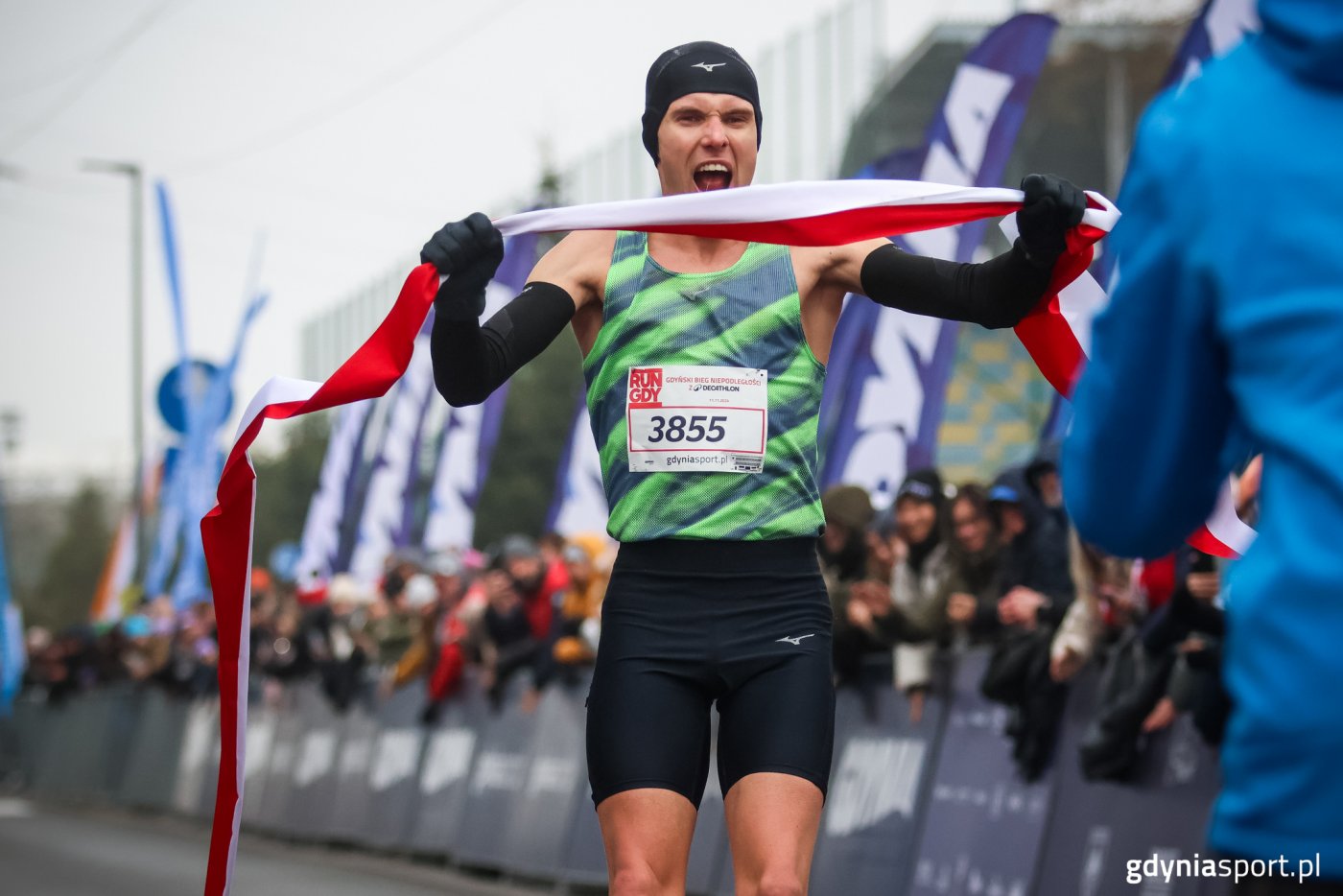 Adam Głogowski zwycięża w Gdyńskim Biegu Niepodległości z Decathlon (fot. Wojciech Szymański))