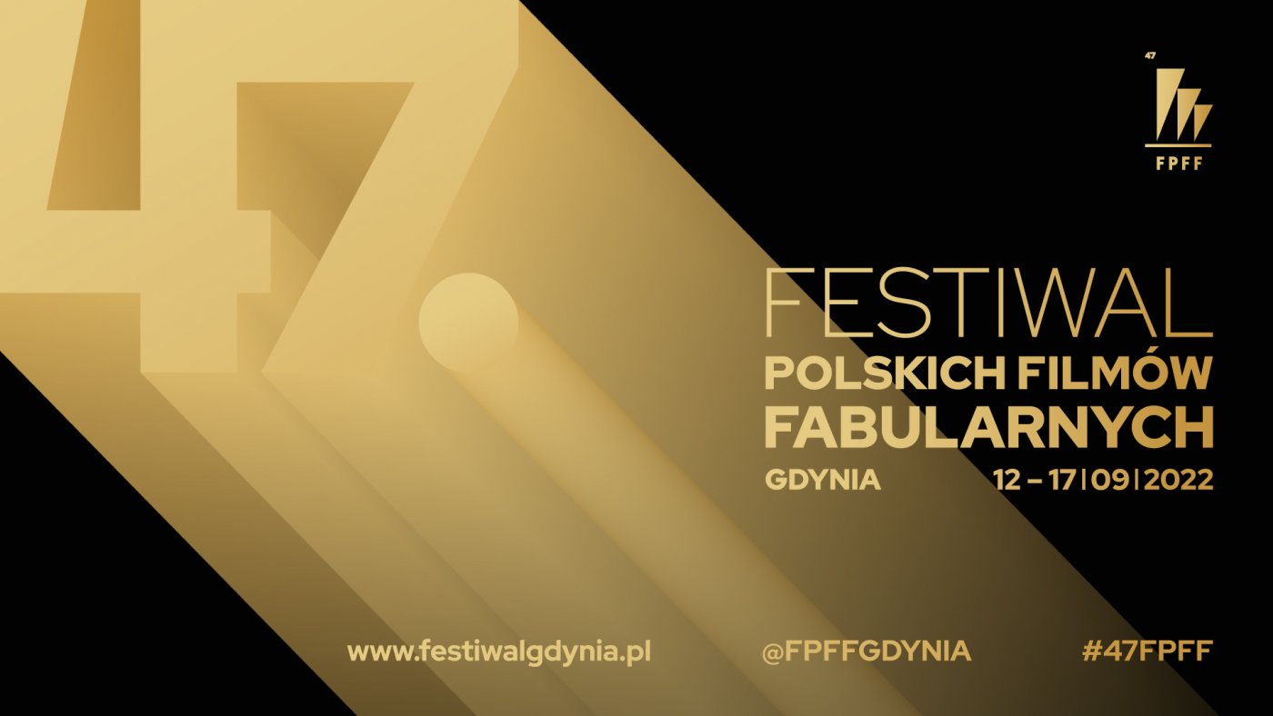 Czarno-złoty baner Festiwalu Polskich Filmów Fabularnych w Gdyni. Napisy z nazwą wydarzenia i datą