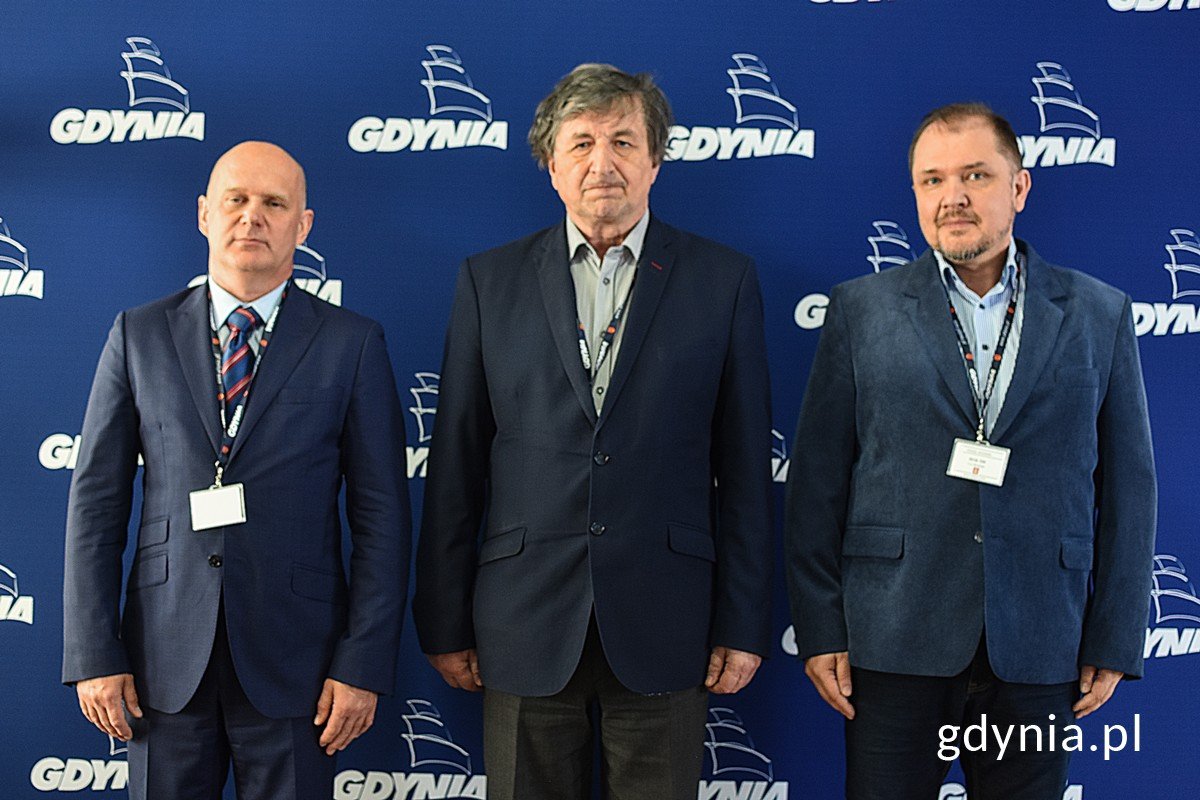 Na zdjęciu: Krzysztof Szałucki, Skarbnik Miasta Gdyni (na środku) oraz nowi eksperci na czele Wydziału Dochodów: Grzegorz Bońdos i Artur Usik. // fot. M. Mielewski 