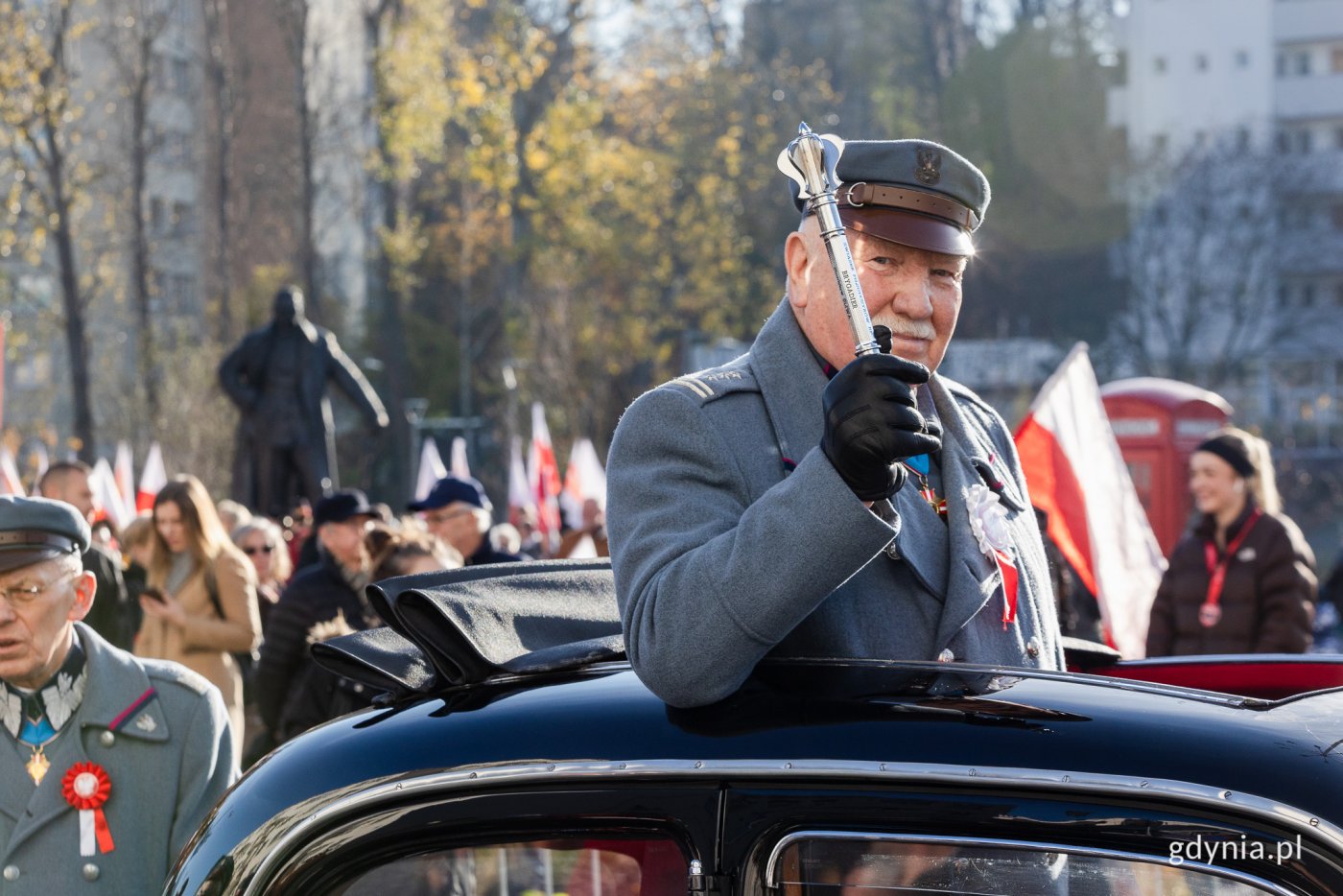 Energetycznie i radośnie, biało-czerwono i bardzo uroczyście – tak było na paradzie niepodległości, organizowanej w ramach 105. Gdyńskich Urodzin Niepodległej. Fot. Karol Stańczak