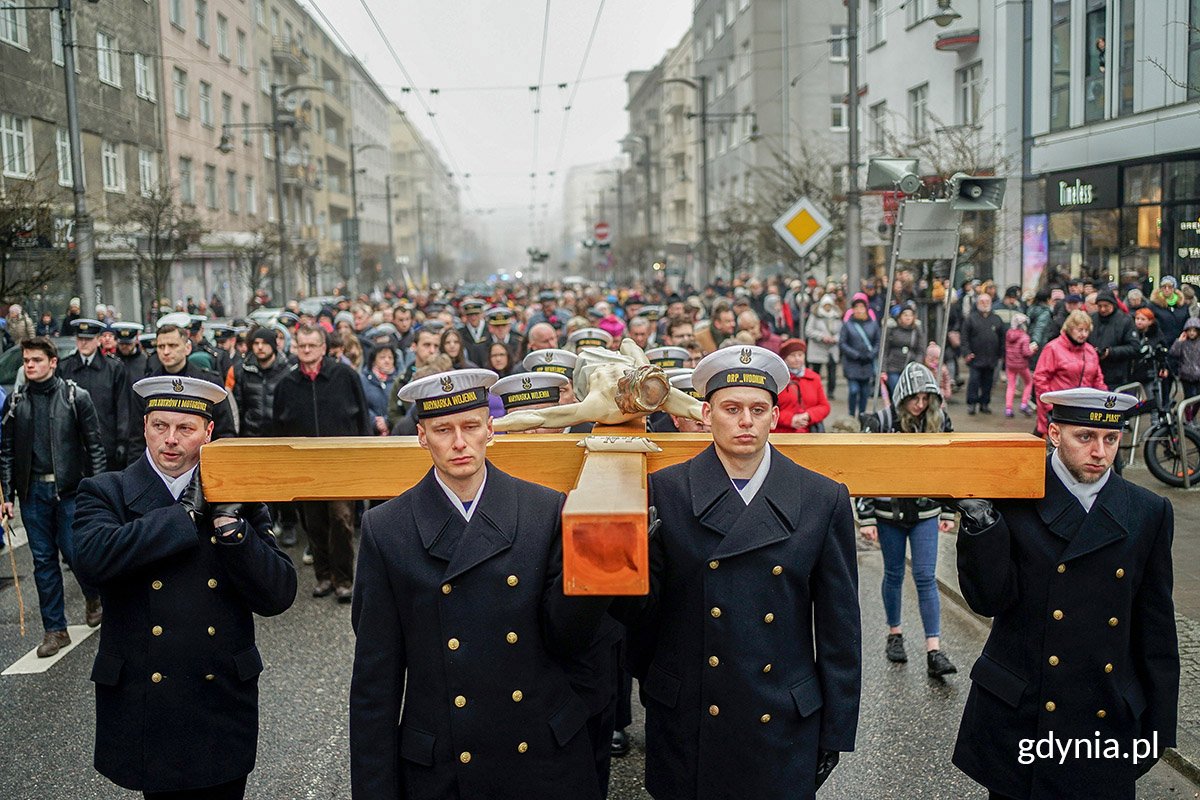 Uroczysta droga krzyżowa przeszła ulicami Gdyni w piątek, 31 marca.  Fot. Mirosław Pieślak