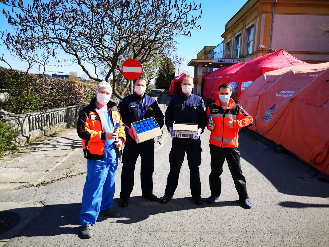 Gogle i przyłbice parują, dlatego tak ważne jest zaopatrzenie służby w zdrowia w spraye przeciwmgielne. / fot. Akademia Marynarki Wojennej