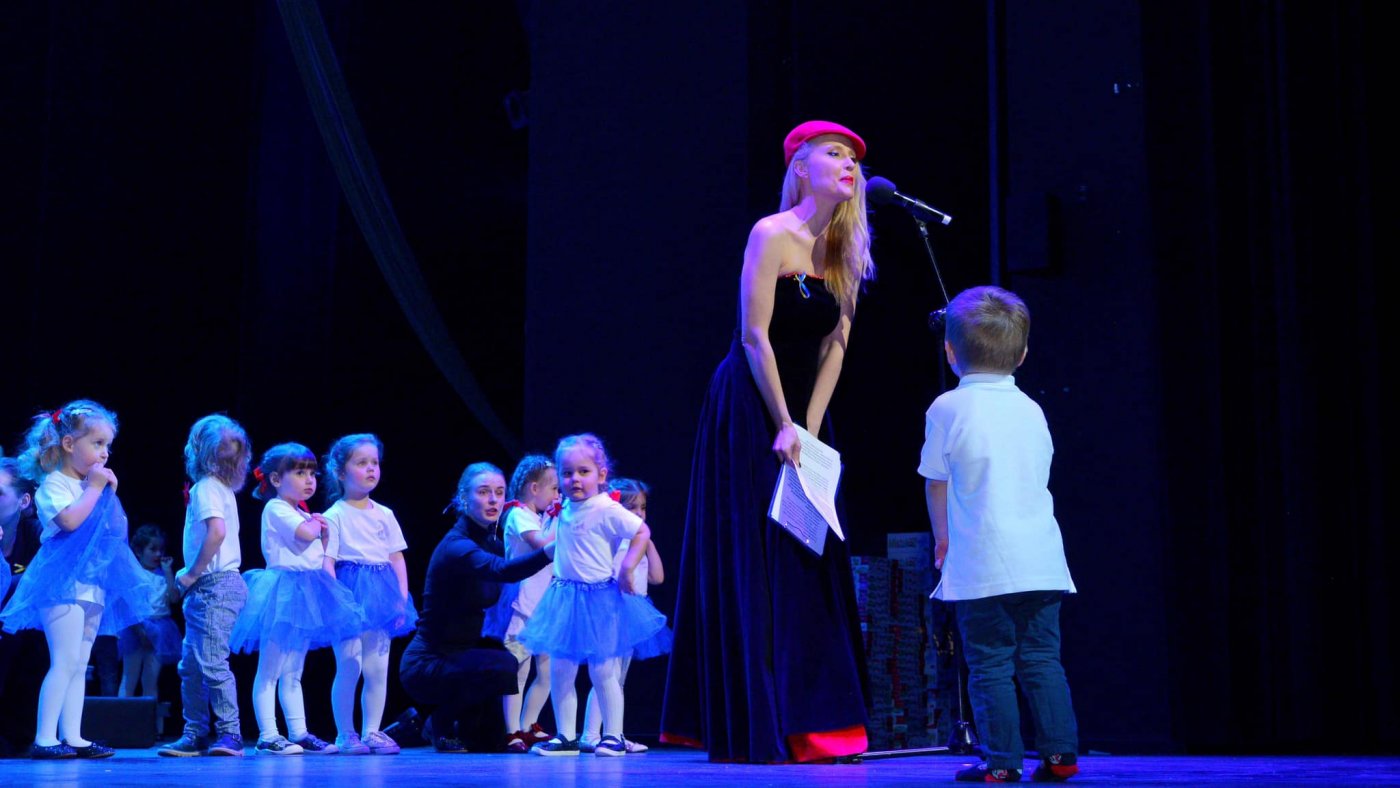 Na zdj. dzieci z Ecole Maternelle et Primaire i prowadząca koncert Małgorzata Bańka // fot. Maurycy Śmierzchalski