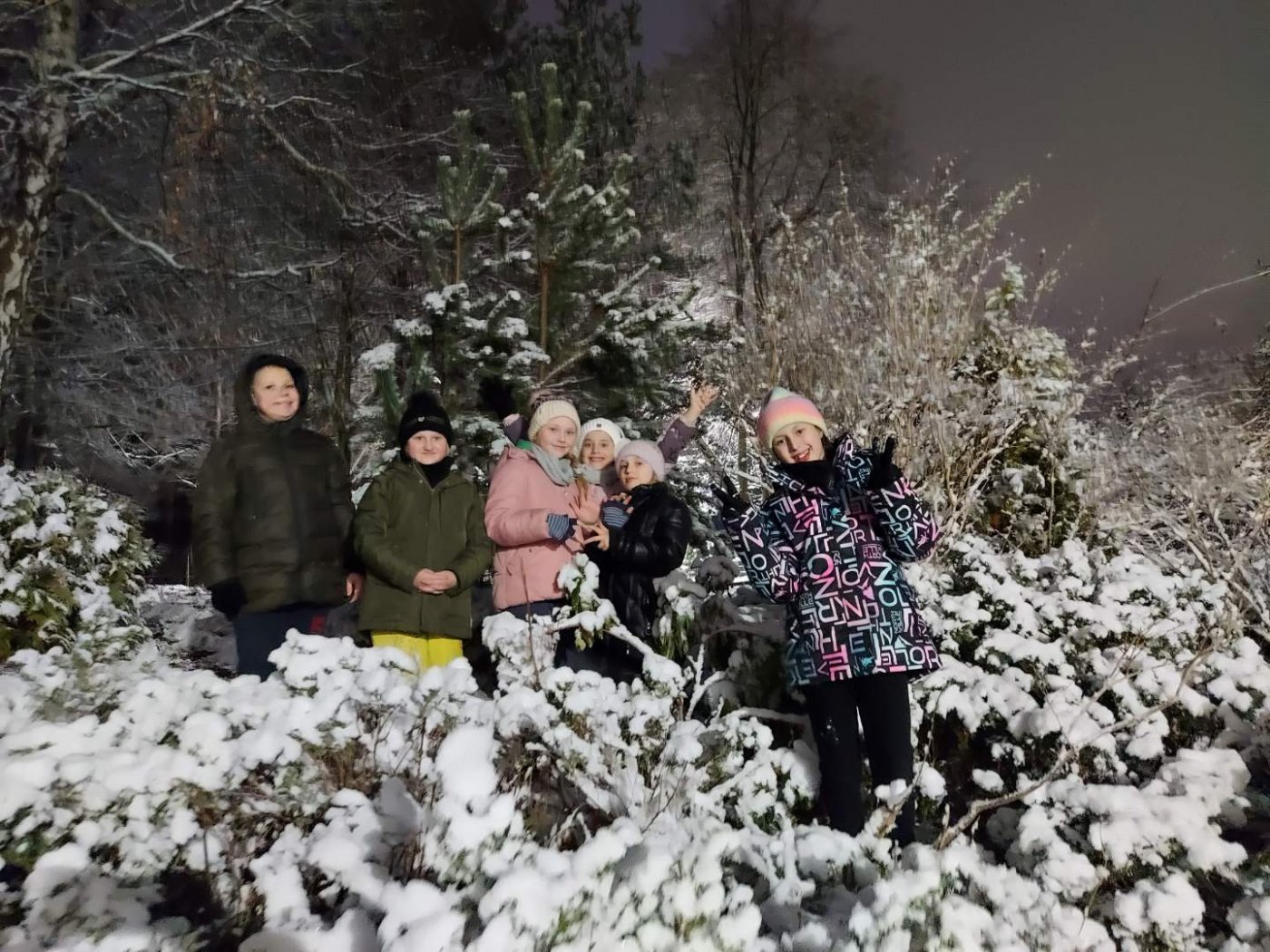 Grupa dzieci w śnieżnej scenerii