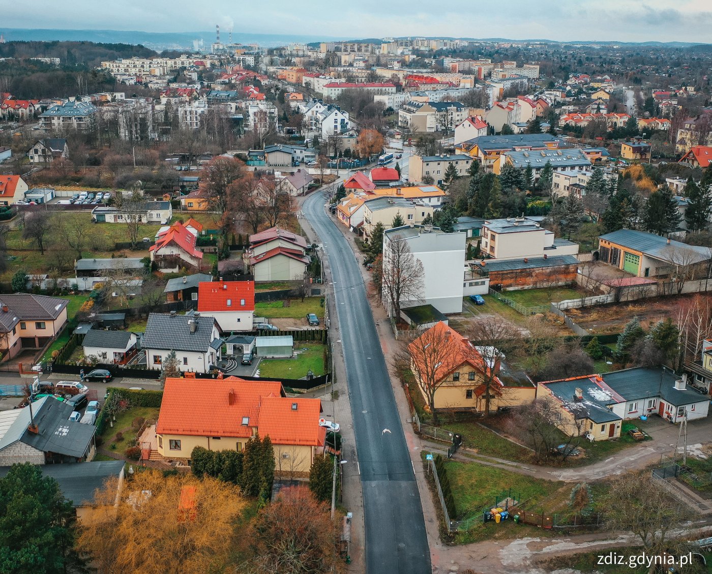 widok z góry na miasto, widoczna jezdnia z nową nawierzchnią, budynki