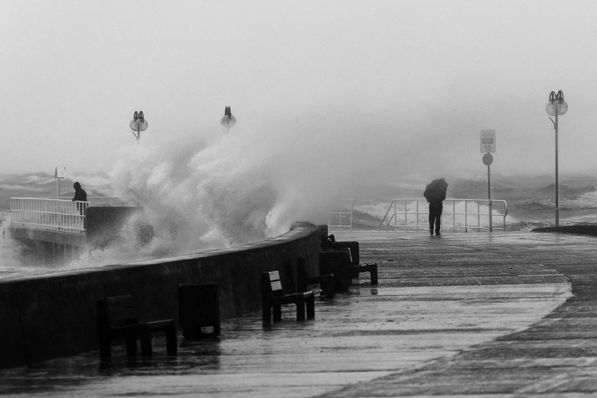 Silny wiatr nad morzem to gratka dla fanów fotografii i amatorów mocnych wrażeń, trzeba jednak pamiętać, by zachować szczególną ostrożność. Fot. Małgorzata Szura-Piwnik / konkurs Legenda Morska w Obiektywie 2021
