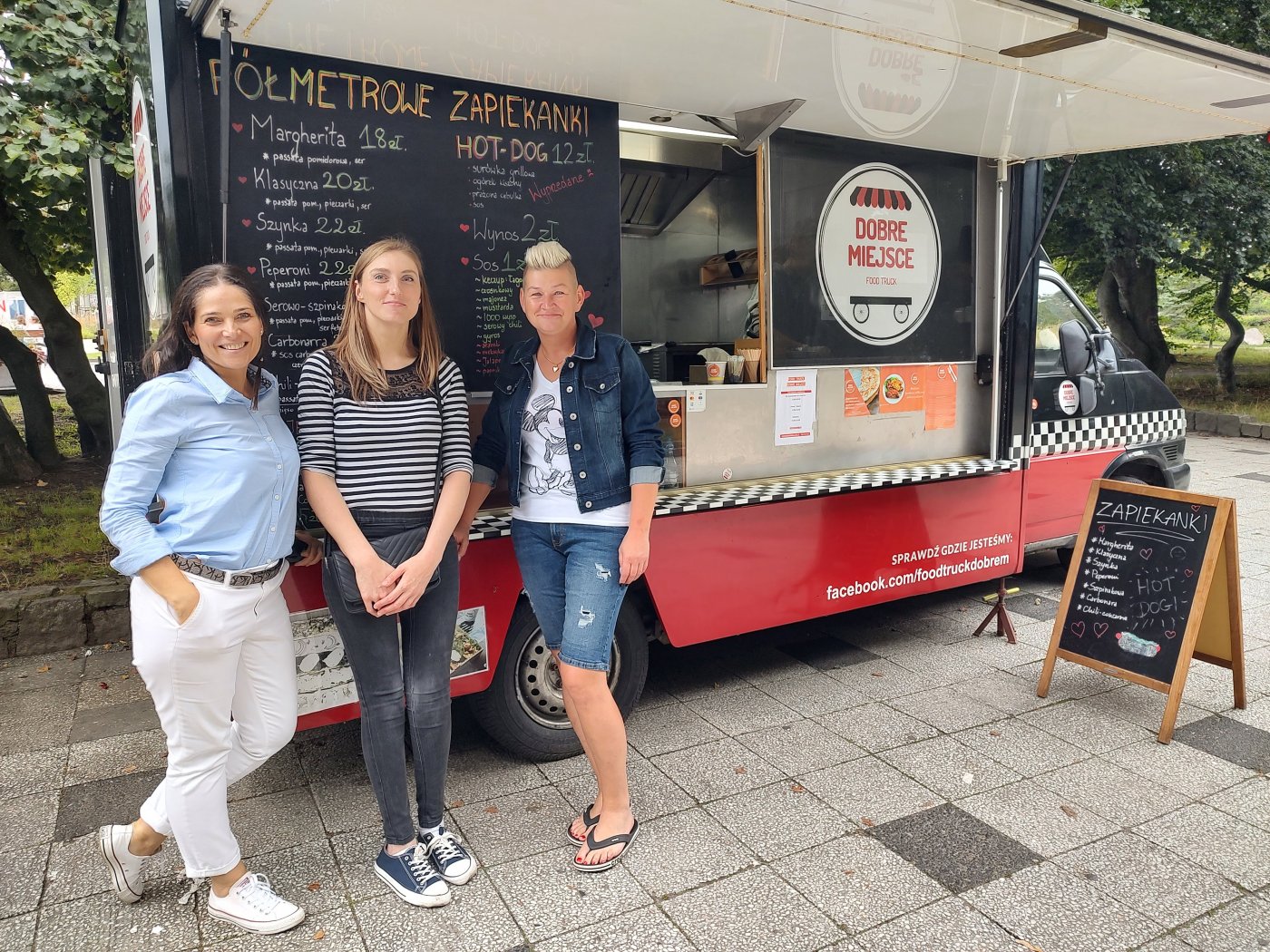 Ewa Koszałka, pani Kasia i pani Ania (od lewej) przy foodtrucku 