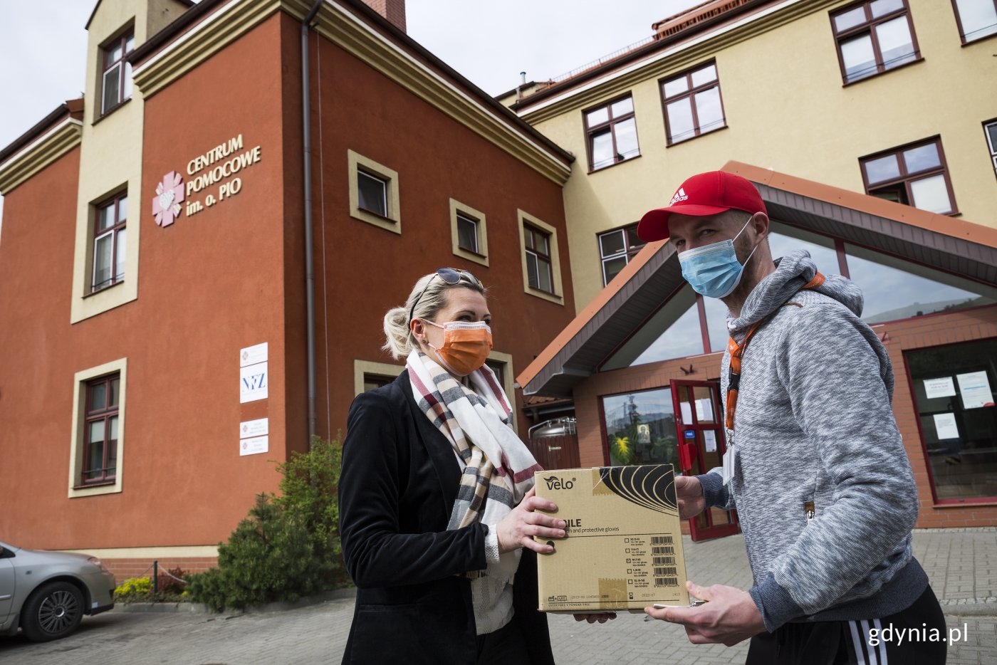 Maseczki i rękawiczki trafiły do Centrum Pomocowego Caritas w Gdyni // fot. Przemysław Kozłowski