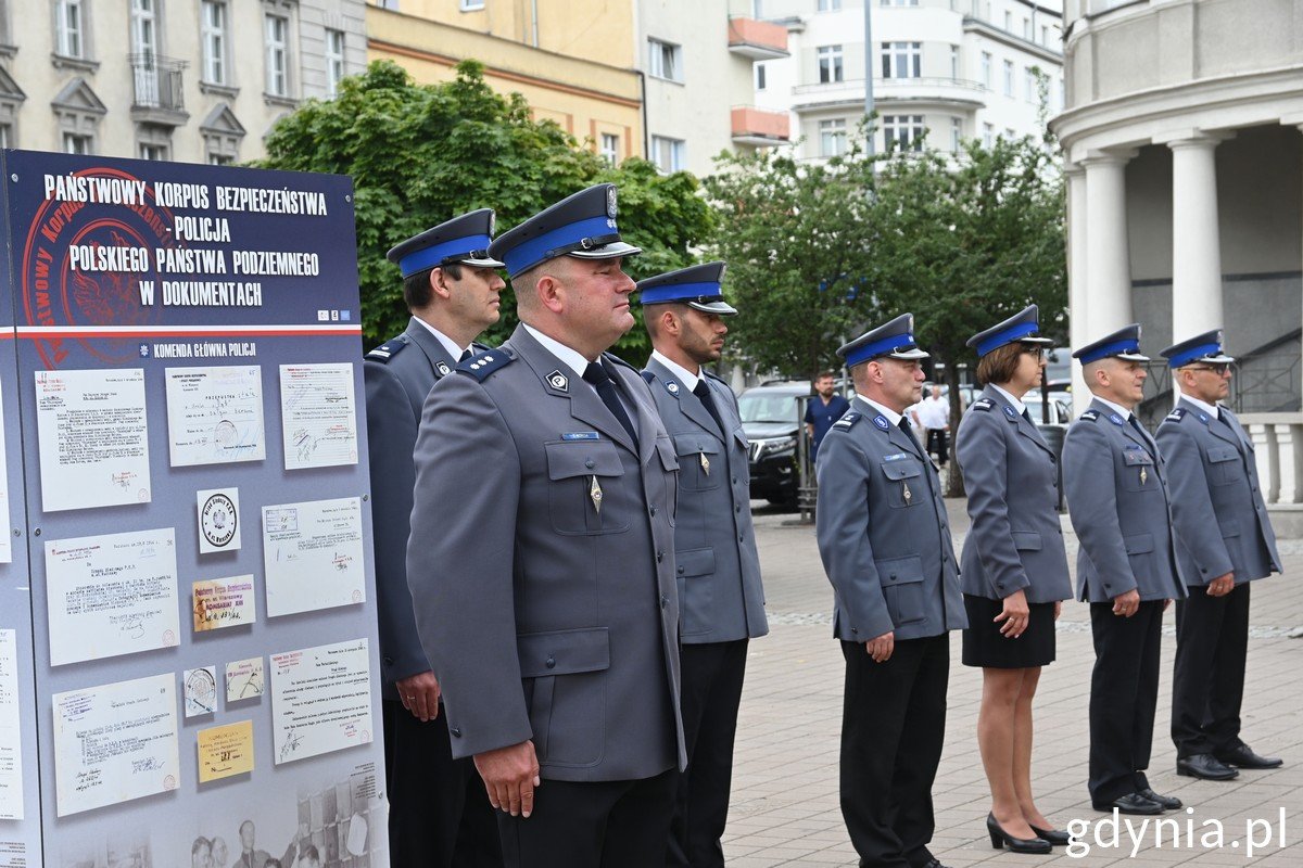 Funkcjonariusze policji na otwarciu wystawy „Państwowy Korpus Bezpieczeństwa – Policja Polskiego Państwa Podziemnego w dokumentach” // fot. Magdalena Śliżewska