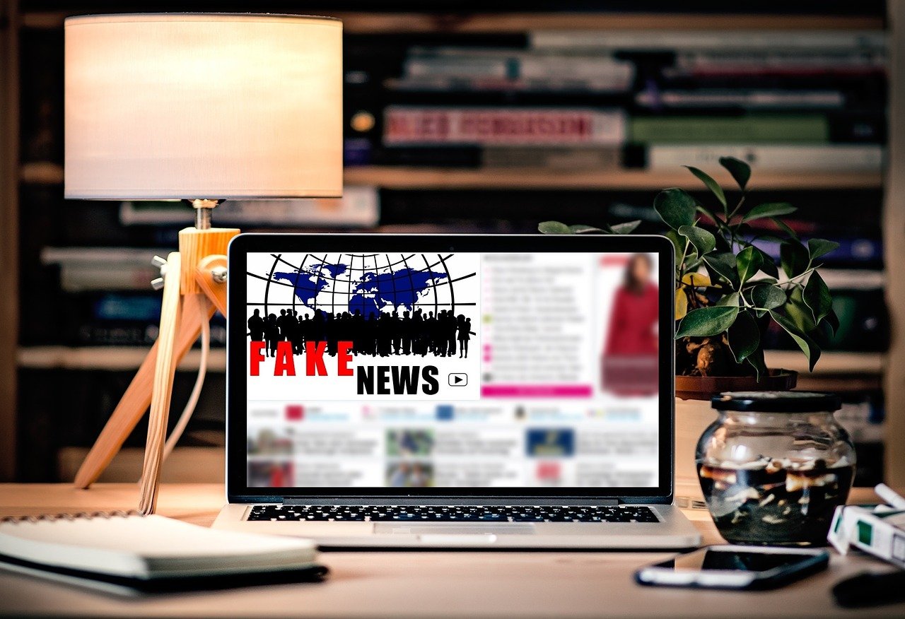 Uwaga na fake newsy. Fot. www.pixabay.com