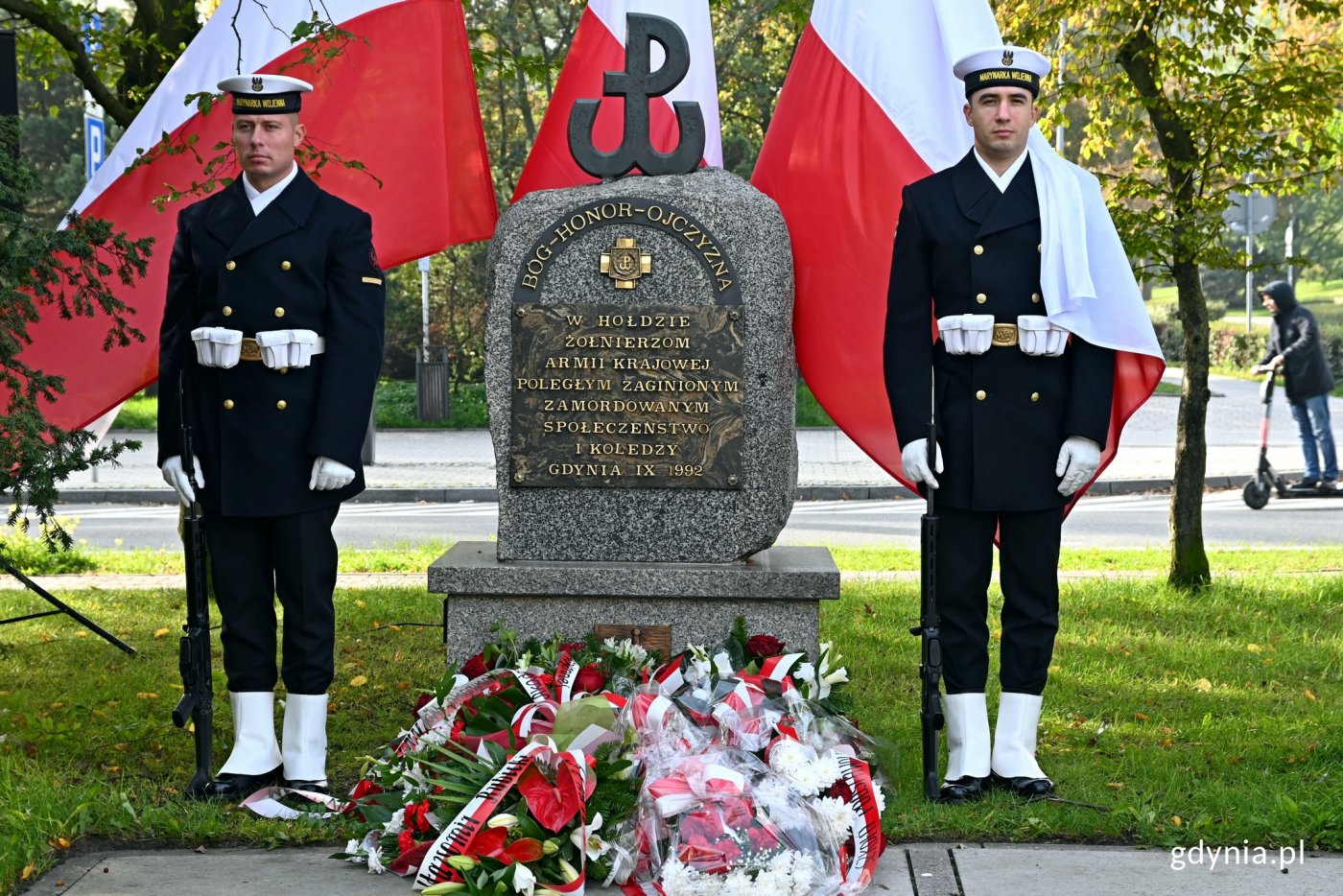 Posterunek honorowy przy pomniku Armii Krajowej na skwerze Kościuszki // fot. Magdalena Czernek