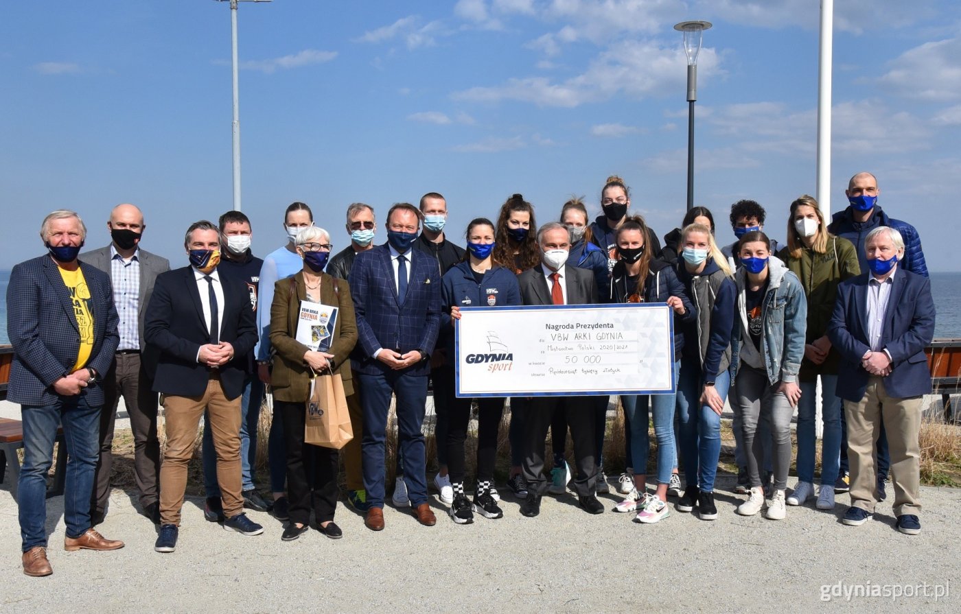 Koszykarki VBW Arki Gdynia odebrały z rąk prezydenta nagrodę finansową