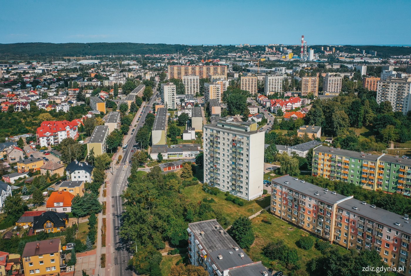 widok z góry na ulicę oraz tory kolejowe, w tle niebo i horyzont