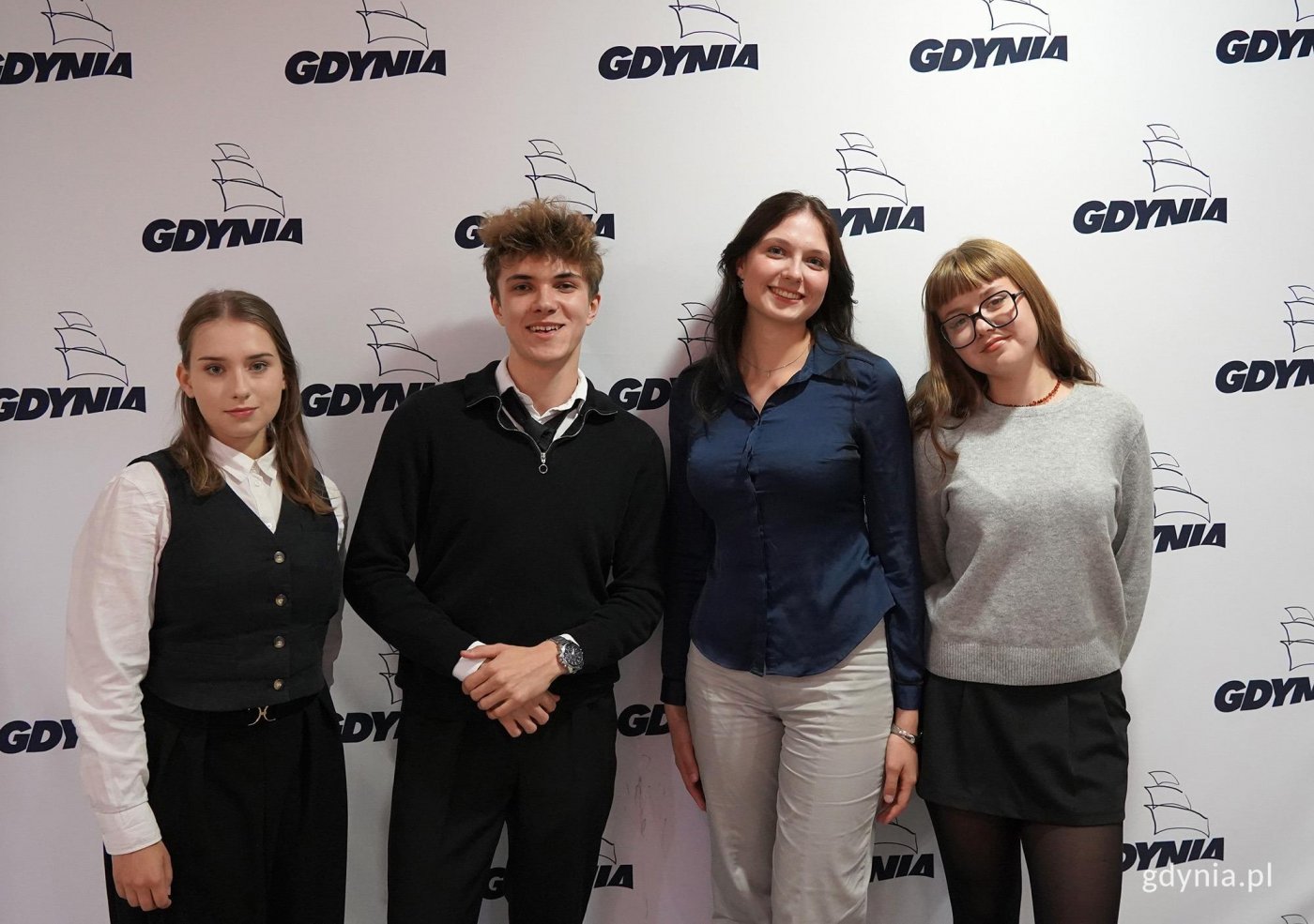 Prezydium Młodzieżowej Rady Miasta w obecnym składzie. Na zdjęciu (od lewej): Iga Drzewiecka (wiceprzewodnicząca), Aleksy Żukowski (przewodniczący), Milena Kamińska (wiceprzewodnicząca) i Maja Firgon (sekretarz) (fot. Karolina Szypelt)