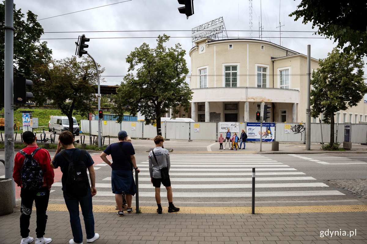 Piesi aktualnie muszą kierować się na peron w Gdyni Głównej dookoła, przez budynek głównego dworca kolejowego. Taki stan potrwa jeszcze do listopada, bo termin prac przesunął się m.in. przez dodatkowy zakres, fot. Przemysław Kozłowski