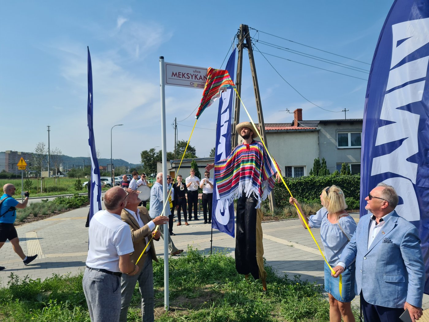 Od lewej: Wiceprezydent Michał Guć, prezydent Wojciech Szczurek, Karolina Głodowska, pomysłodawczyni nazwy „Meksykańska” i Andrzej Suchecki, konsul honorowy Meksyku w Gdańsku odsłaniają tablicę z nazwa ulicy „Meksykańska” // mat. Laboratorium Innowacji Społecznych