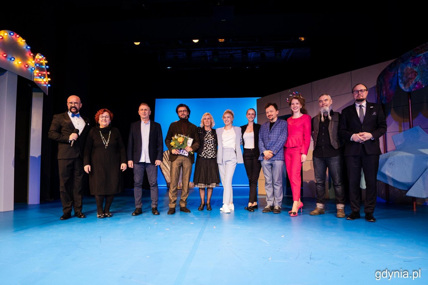 Tegoroczni laureaci Nagrody Prezydent Miasta Gdyni w towarzystwie Mariusza Bzdęgi, dyrektora zarządzającego ds. kultury i aktywności mieszkańców oraz prowadzącego uroczystość Tomasza Podsiadłego (fot. Karol Stańczak)