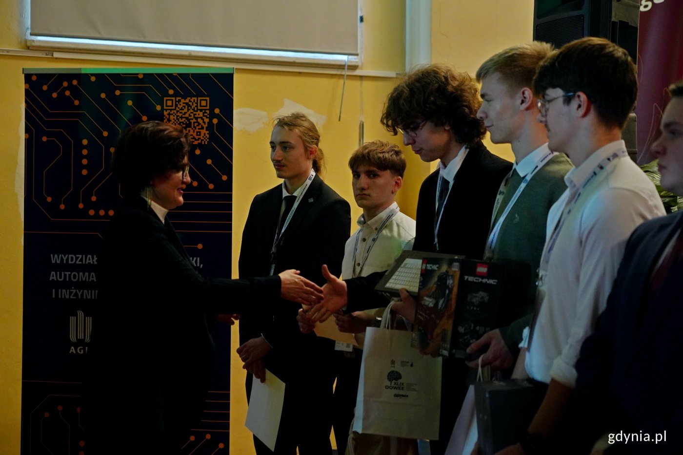 Laureaci kategorii „Elektryka” odbierają gratulacje i nagrody (fot. Magdalena Czernek)