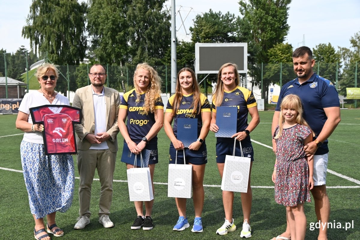 Gdynia gratuluje mistrzyniom. Na zdjęciu widoczni od lewej: Teresa Bysewska, radna miasta Gdyni, Mariusz Bzdęga, dyrektor zarządzający ds. kultury i aktywności mieszkańców, Anna Klichowska, Natalia Pamięta, Sylwia Witkowska oraz trener Marek Skindel. (fot. Łukasz Kamasz)