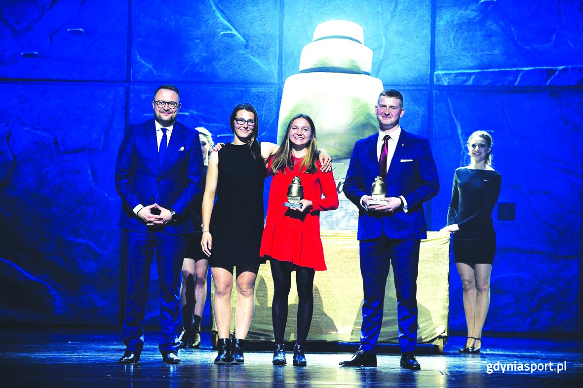 Na zdjęciu od lewej: Marek Łucyk – wiceprezydent Gdyni ds. rozwoju, żeglarka Kinga Łoboda oraz Sportowcy Roku 2018: żeglarka Aleksandra Melzacka i bobsleista Łukasz Miedzik (fot. Adam Szczuka)