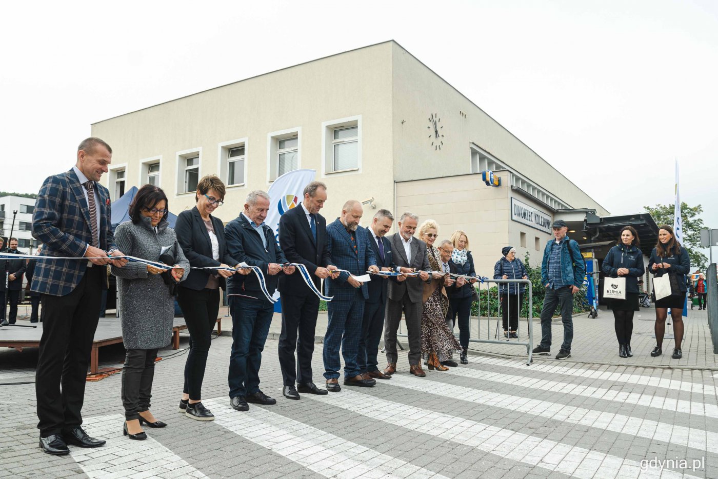 Przedstawiciele Rumi i innych samorządów działających w ramach Obszaru Metropolitalnego Gdańsk-Gdynia-Sopot symbolicznie otwierają wybudowany węzeł integracyjny przy rumskim dworcu PKP, fot. Kamil Złoch