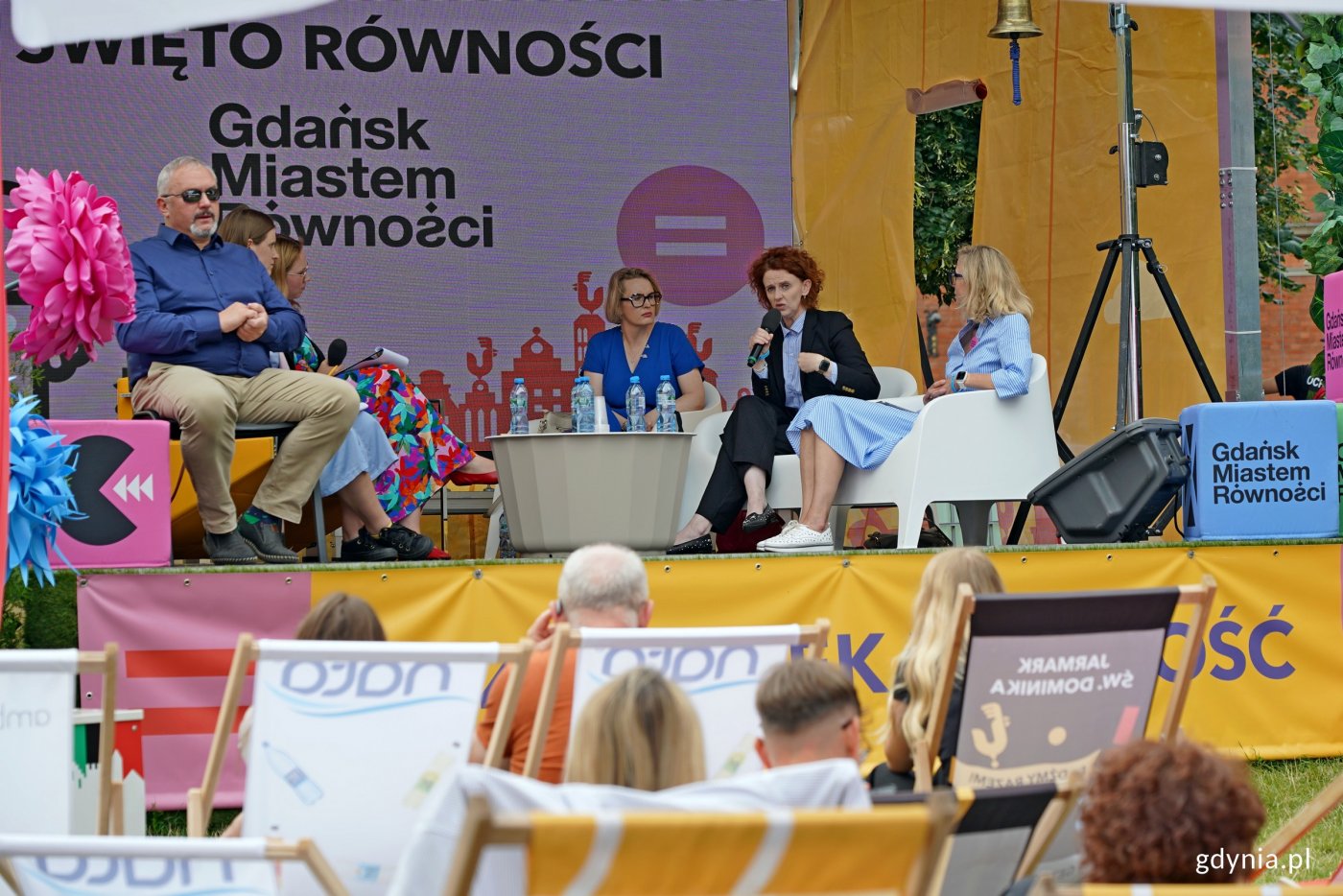 Od prawej: Katarzyna Ziemann – dyrektorka Wydziału Rozwoju Społecznego Urzędu Miejskiego w Gdańsku, Ewa Puszkiewicz – pełnomocniczka Sopotu ds. praw człowieka i Agnieszka Tokarska – radna miasta i wiceprzewodnicząca Gdyńskiej Rady Kobiet podczas debaty na Przystanku Równość (fot. Magdalena Czernek)