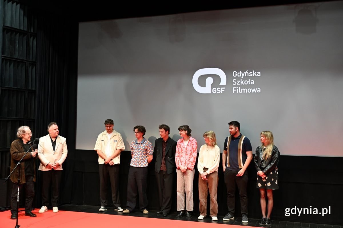 Tegoroczni studenci odebrali z rąk dyrektora Gdyńskiej Szkoły Filmowej Jerzego Radosa oraz Roberta Glińskiego, reżysera i wykładowcy Gdyńskiej Szkoły Filmowej, legitymacje studenckie (fot. Zofia Marczak)