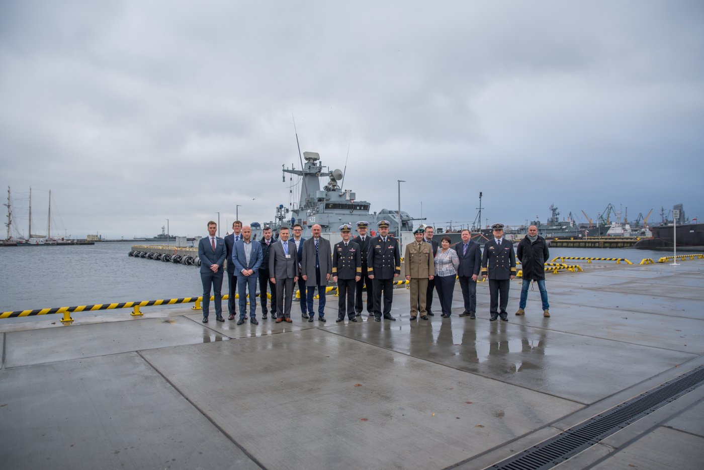 Przedstawiciele Marynarki Wojennej, firmy Doraco, Rejonowego Zarządu Infrastruktury w Gdyni oraz Komendy Portu Wojennego Gdynia podczas końcowego odbioru przebudowanego nabrzeża// fot. bsmt Michał Pietrzak/3. FO