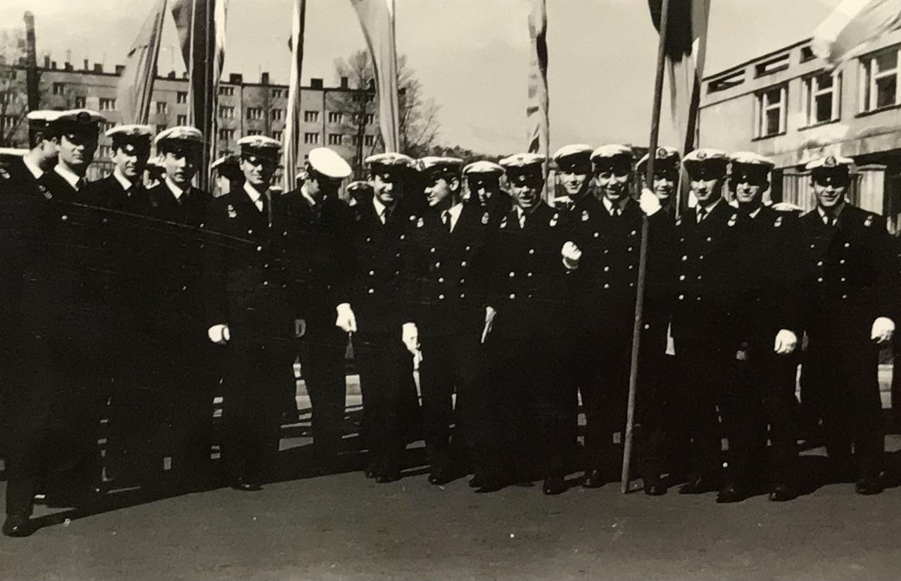 Jedna ze starych fotografii, które znalazły się we wspomnieniowej galerii Uniwersytetu Morskiego - grupa studentów z 1965 roku przed jedną z uroczystości, fot. Uniwersytet Morski w Gdyni