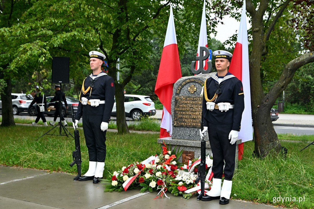 Posterunek honorowy przy pomniku Armii Krajowej na skwerze Kościuszki podczas uroczystości z okazji 79. rocznicy wybuchu powstania warszawskiego // fot. Magdalena Czernek